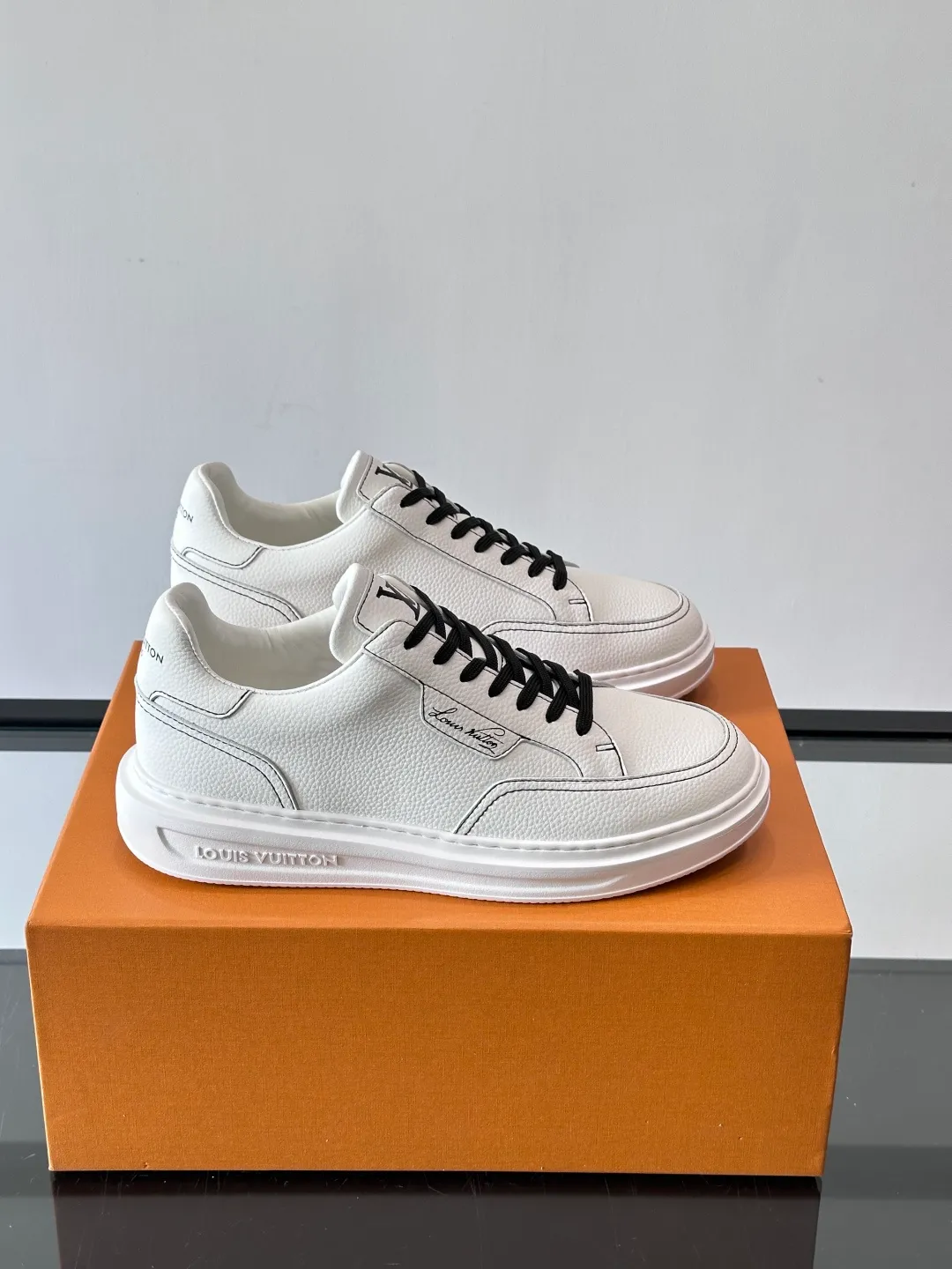 Men's men's shoes 💰p380 "＊OUIS ＊UITTO＊" casual sneakers, made of high-quality cowhide grain leather, with black laces, simple and high-end! LV Logo + classic Monogram lines on the side of the shoe, full of details✨. The rubber soles are wear-resistant and have strong traction, making them suitable for daily commuting and leisure. The shoe last fits the shape of the foot, making it comfortable to wear and not tiring after long walks. It is extremely versatile and can be easily worn with jeans or casual pants. It is a must-have item for men's fashion! 🖤 ​​size：38-44